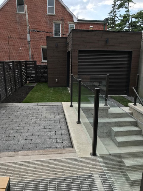 Kleiner, Halbschattiger Moderner Garten hinter dem Haus mit Sichtschutz und Betonboden in Toronto