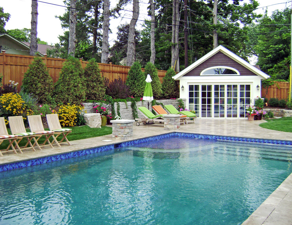 Идея дизайна: маленький прямоугольный бассейн на заднем дворе в морском стиле с фонтаном и покрытием из каменной брусчатки для на участке и в саду