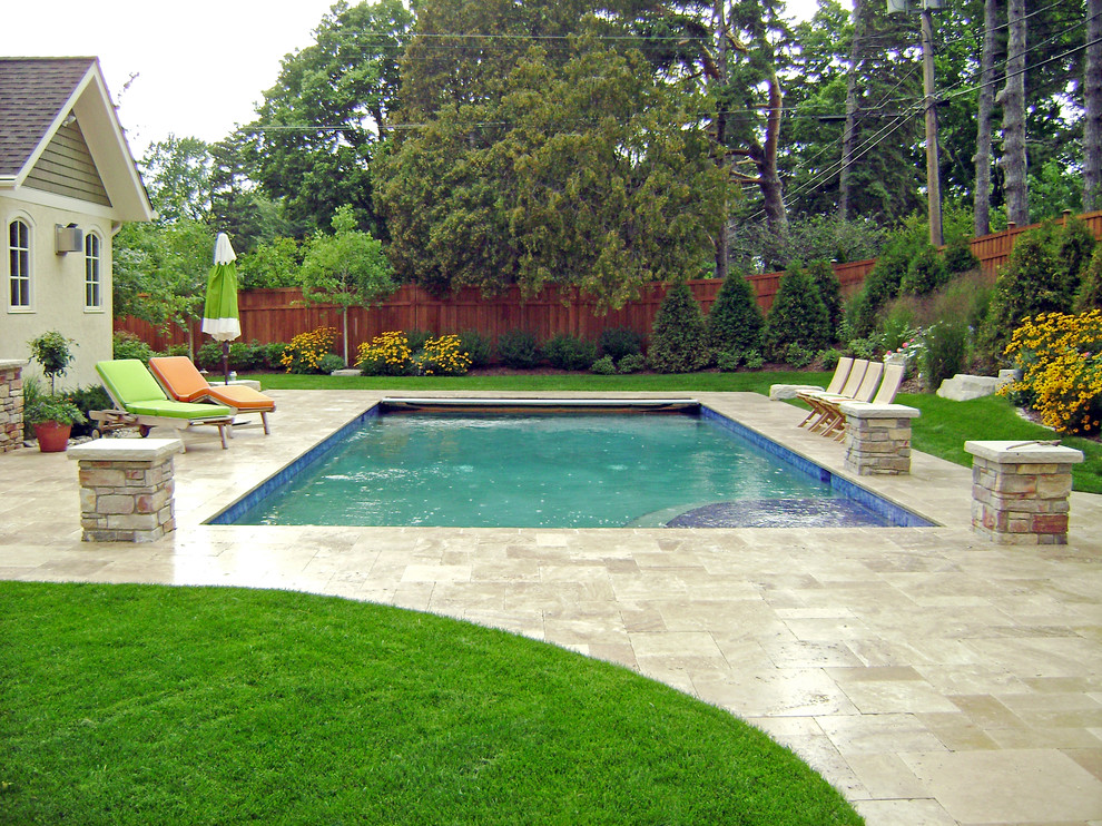 Diseño de piscina con fuente marinera pequeña en patio trasero con adoquines de piedra natural