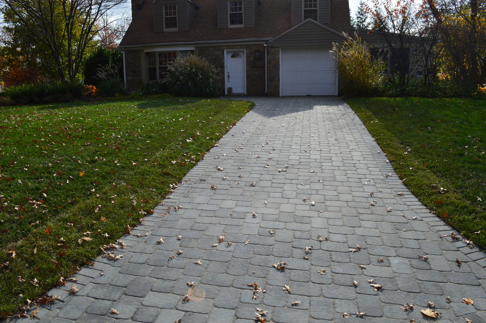 Inspiration for a traditional driveway in Philadelphia for fall.