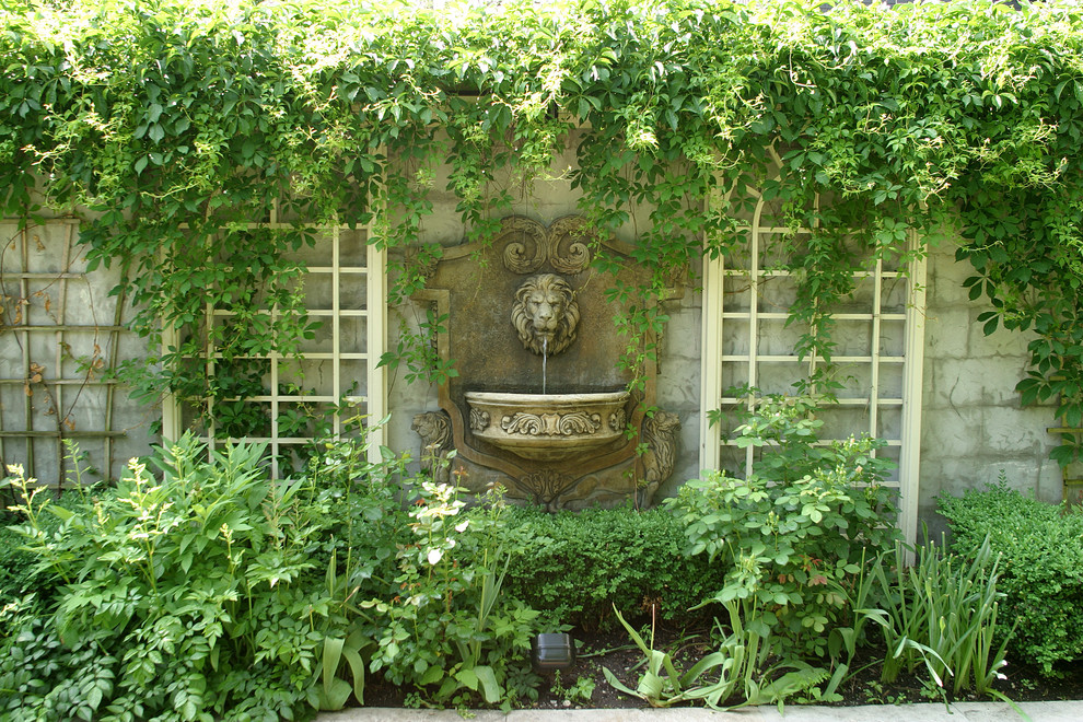 Inspiration pour un petit jardin sur cour traditionnel au printemps avec un point d'eau, une exposition partiellement ombragée et des pavés en pierre naturelle.