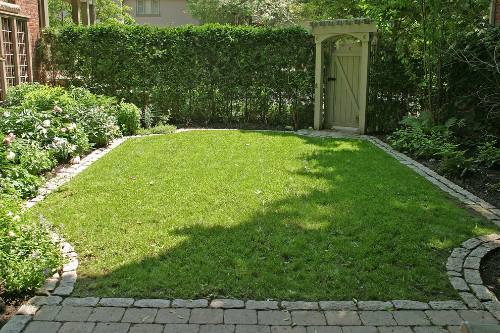 Kleiner, Halbschattiger Klassischer Gartenweg im Sommer, hinter dem Haus mit Natursteinplatten in Toronto