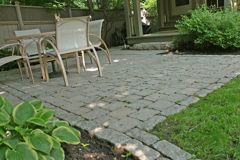 Kleiner, Halbschattiger Klassischer Gartenweg im Sommer, hinter dem Haus mit Natursteinplatten in Toronto
