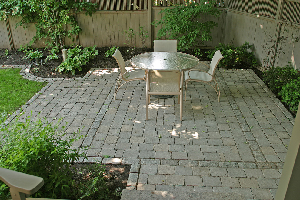 Imagen de camino de jardín clásico renovado pequeño en verano en patio trasero con exposición parcial al sol y adoquines de piedra natural