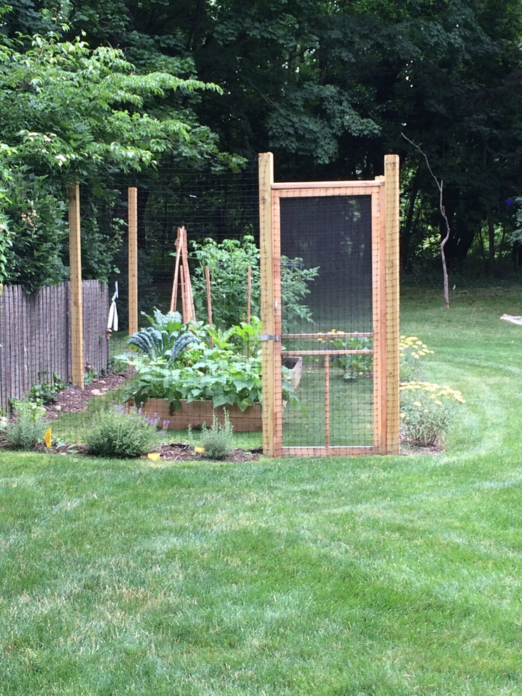 На фото: маленький огород на участке на боковом дворе в стиле рустика с полуденной тенью для на участке и в саду с
