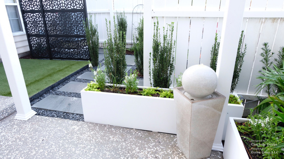 Идея дизайна: маленький участок и сад на заднем дворе в современном стиле с перегородкой для приватности для на участке и в саду