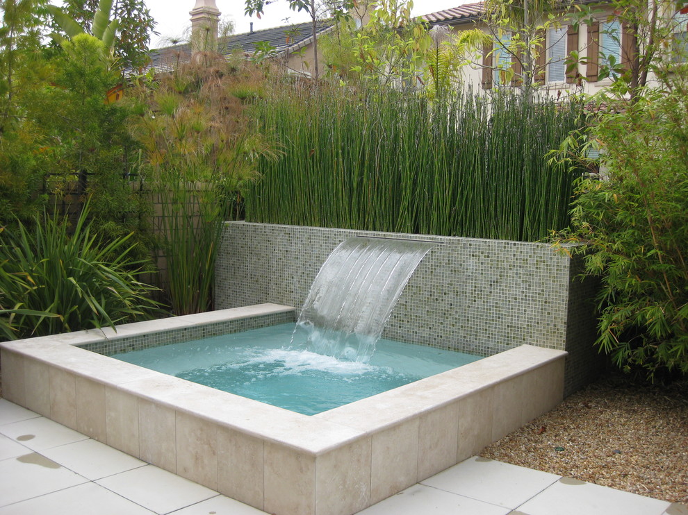 Foto di un giardino design dietro casa con fontane