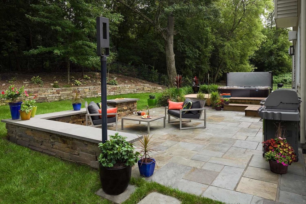 Kleiner, Halbschattiger Moderner Gartenkamin im Sommer, hinter dem Haus mit Natursteinplatten in Minneapolis
