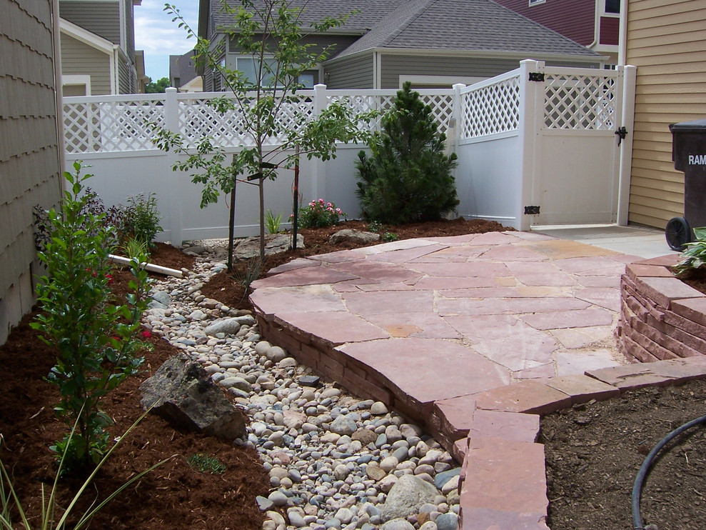 На фото: маленький засухоустойчивый сад на заднем дворе в классическом стиле с покрытием из каменной брусчатки для на участке и в саду