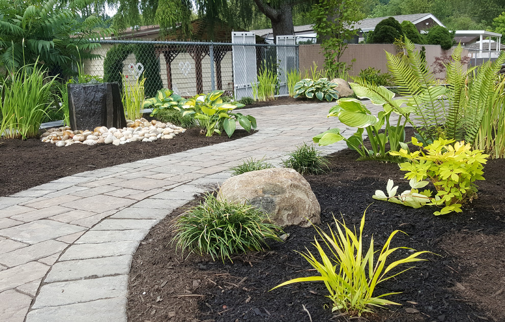 На фото: участок и сад среднего размера на заднем дворе в современном стиле с полуденной тенью и мощением клинкерной брусчаткой