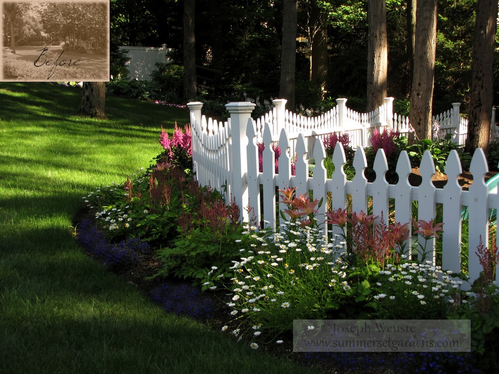 Foto di un giardino tradizionale esposto a mezz'ombra di medie dimensioni e dietro casa in primavera