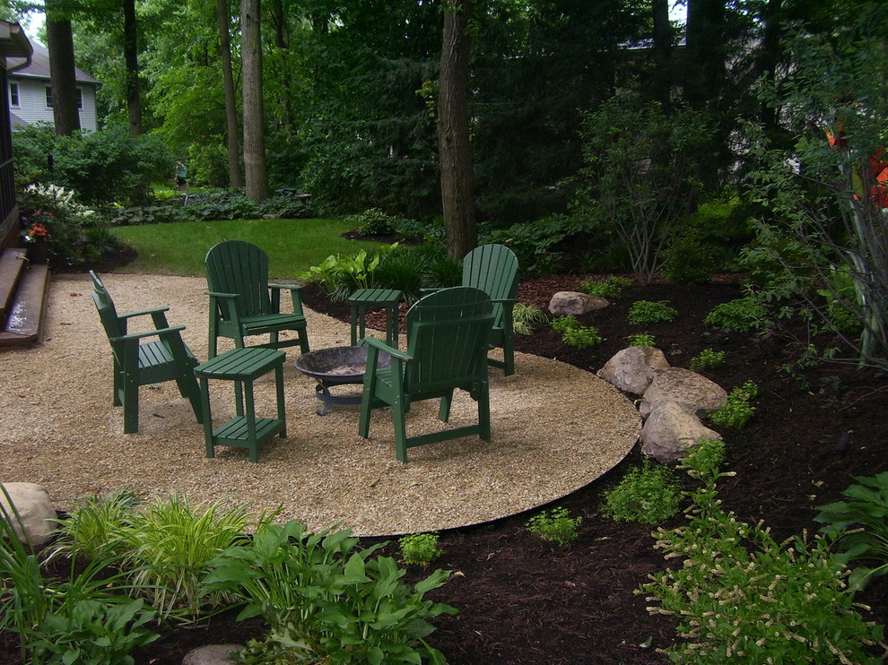 Cette image montre un jardin arrière minimaliste de taille moyenne avec une exposition ombragée et du gravier.