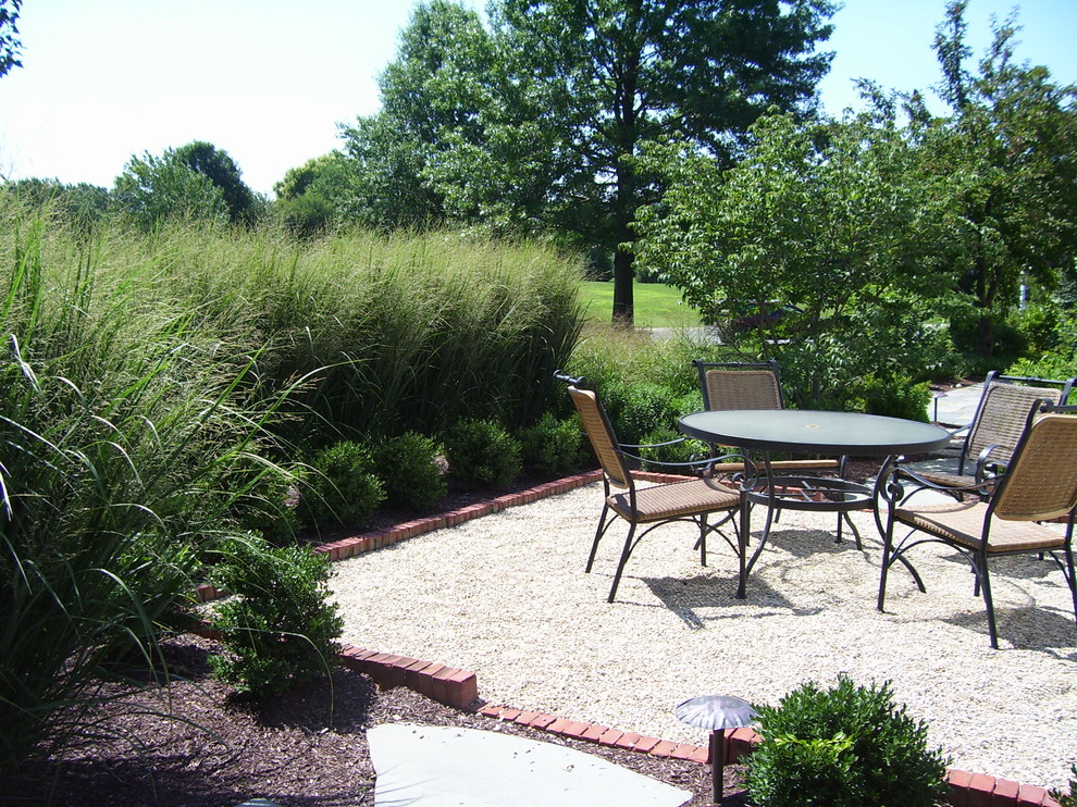Inspiration for a mid-sized modern full sun front yard gravel landscaping in Atlanta for summer.