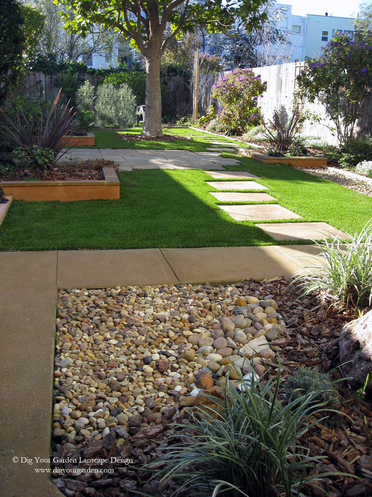 Идея дизайна: маленький тенистый, летний участок и сад на заднем дворе в современном стиле с садовой дорожкой или калиткой и покрытием из каменной брусчатки для на участке и в саду