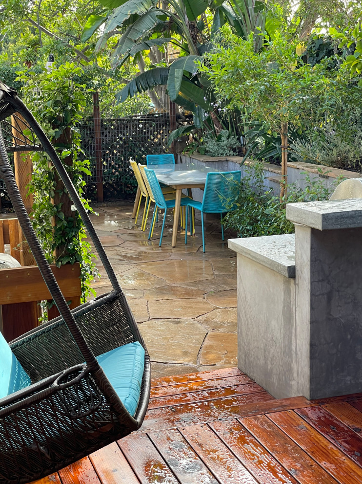 Imagen de jardín de secano actual pequeño en primavera en patio trasero con brasero, exposición parcial al sol, adoquines de piedra natural y con metal