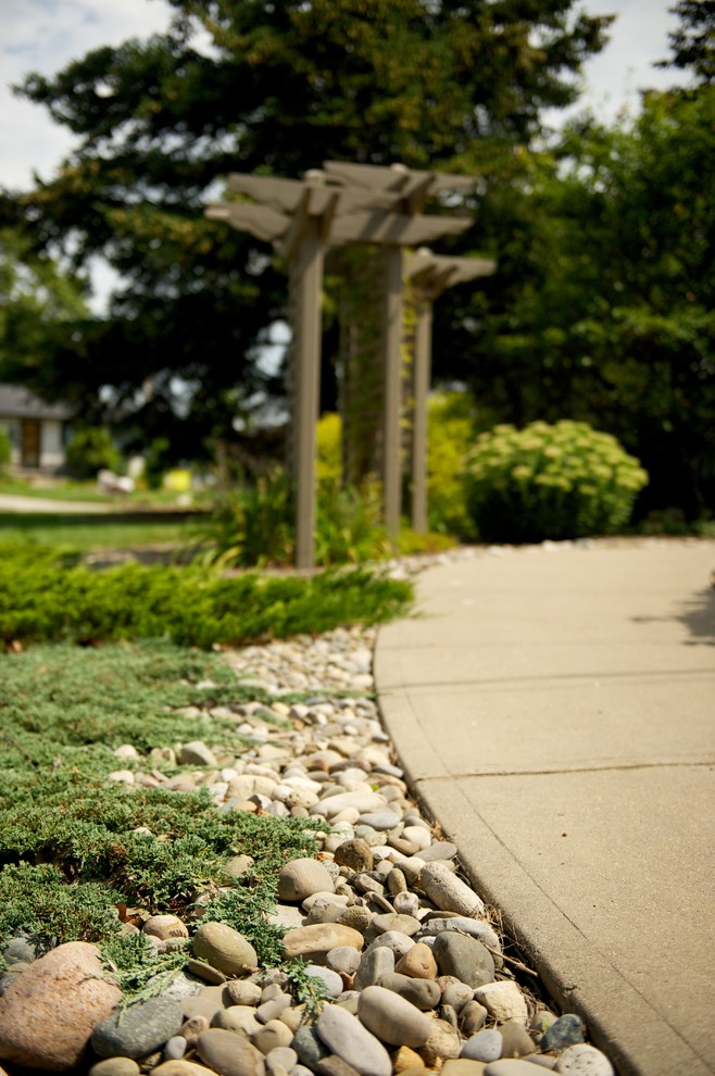 Esempio di un piccolo giardino contemporaneo esposto in pieno sole davanti casa con un ingresso o sentiero
