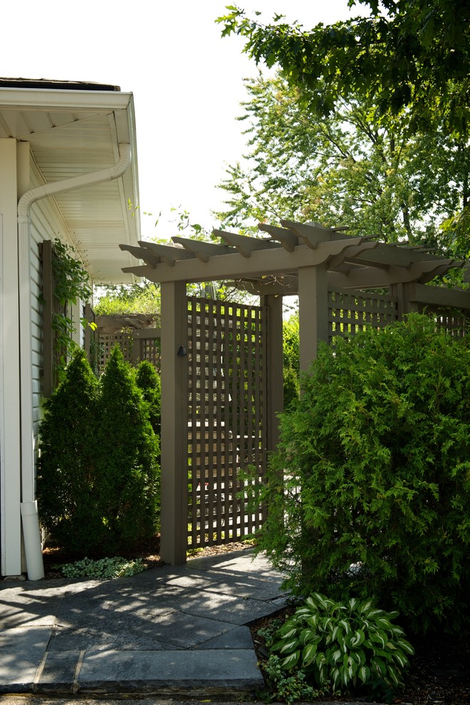 Foto di un giardino contemporaneo esposto in pieno sole di medie dimensioni e davanti casa con un ingresso o sentiero