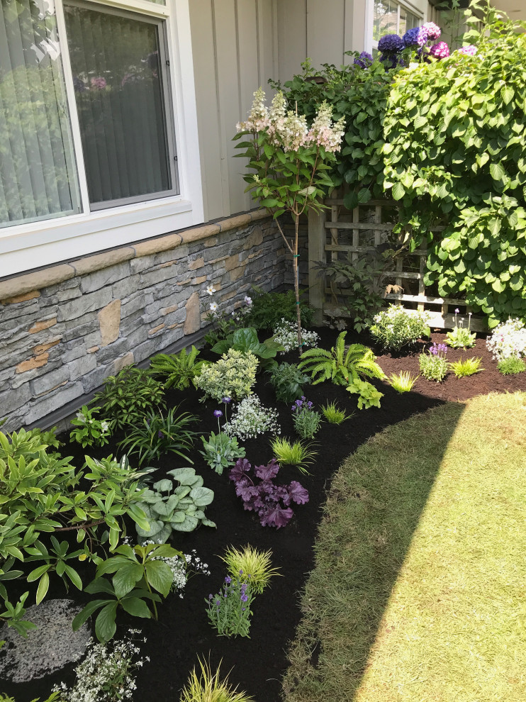 Пример оригинального дизайна: маленький участок и сад на заднем дворе в классическом стиле для на участке и в саду