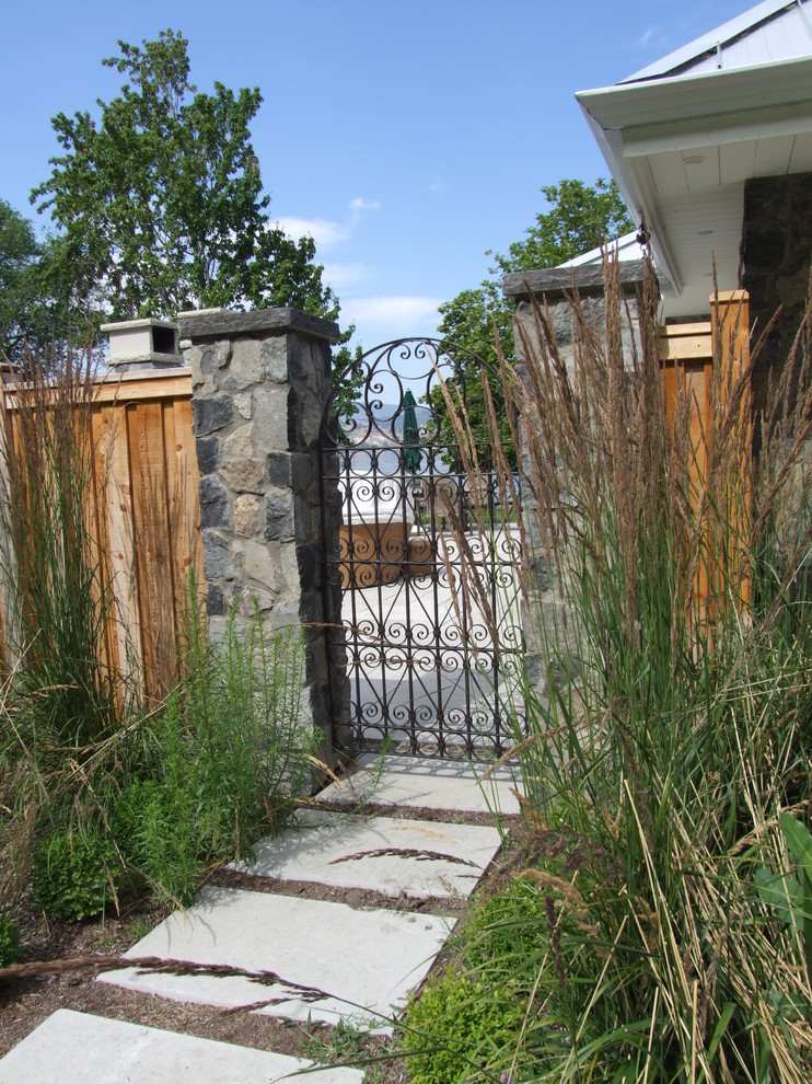 Imagen de jardín tradicional renovado en patio lateral con adoquines de piedra natural