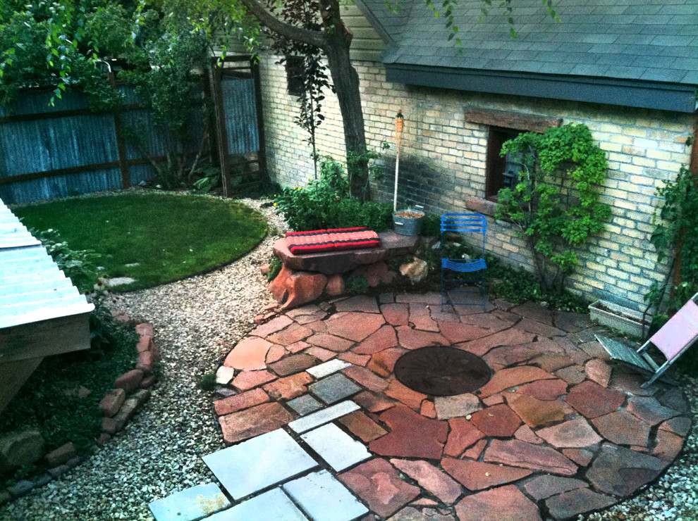 Idée de décoration pour un petit jardin arrière bohème avec un foyer extérieur, une exposition ensoleillée et des pavés en pierre naturelle.