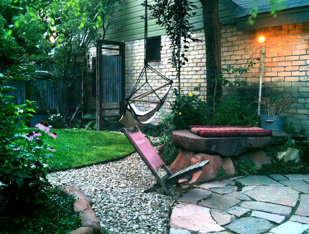 Пример оригинального дизайна: маленький солнечный участок и сад на заднем дворе в стиле фьюжн с хорошей освещенностью и покрытием из гравия для на участке и в саду