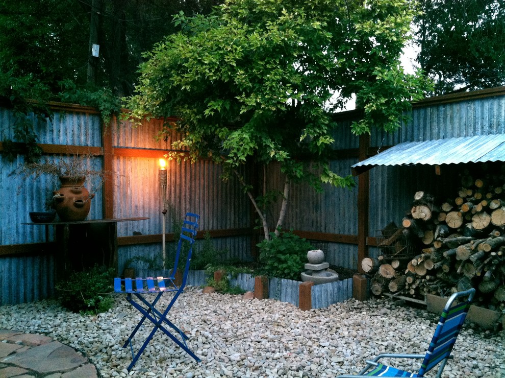 Diseño de jardín ecléctico pequeño en patio trasero con exposición reducida al sol y gravilla