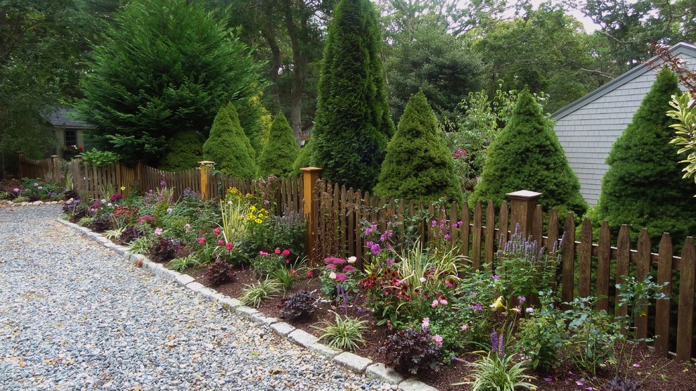 Idéer för att renovera en mellanstor vintage formell trädgård i skuggan framför huset, med utekrukor och marktäckning