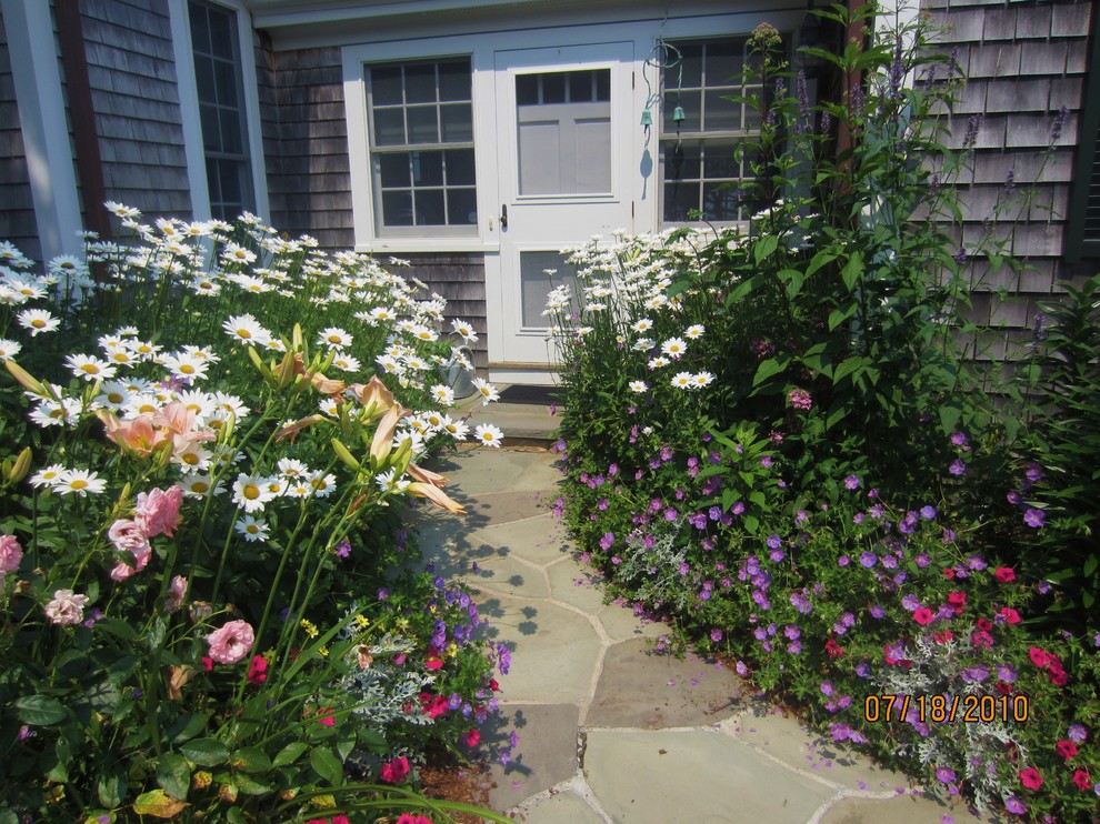 Пример оригинального дизайна: маленький участок и сад в классическом стиле для на участке и в саду