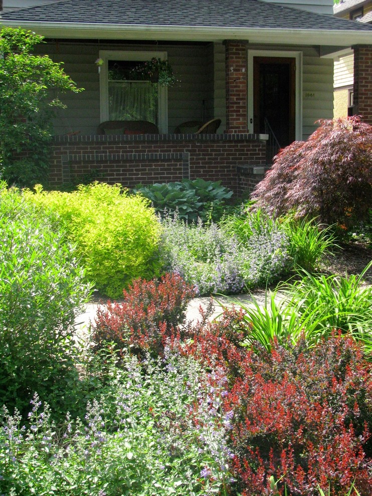 Idee per un piccolo giardino xeriscape tradizionale esposto a mezz'ombra davanti casa in estate con un ingresso o sentiero