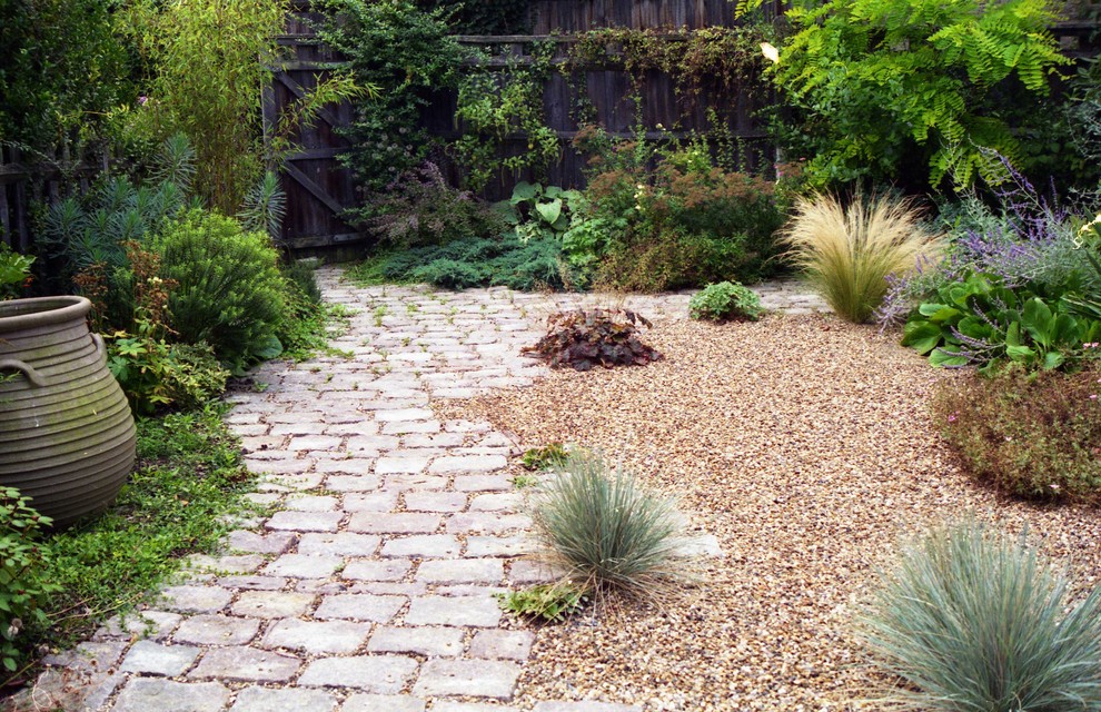 Ispirazione per un piccolo giardino xeriscape mediterraneo esposto in pieno sole dietro casa con pavimentazioni in pietra naturale