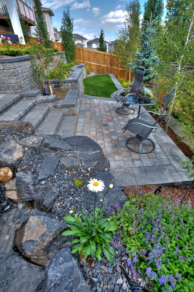 Идея дизайна: маленький участок и сад на заднем дворе в классическом стиле для на участке и в саду