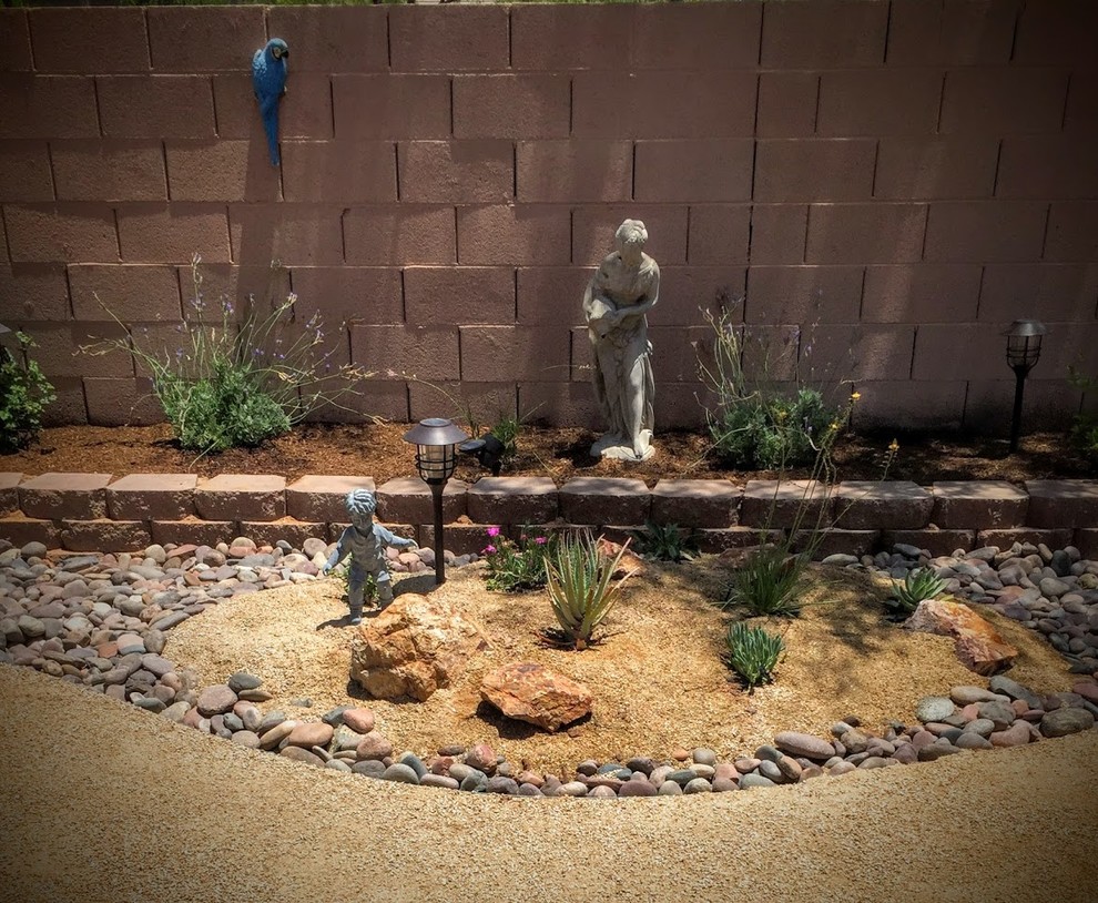 Идея дизайна: маленький весенний засухоустойчивый сад на заднем дворе в классическом стиле с садовой дорожкой или калиткой, полуденной тенью и покрытием из гравия для на участке и в саду