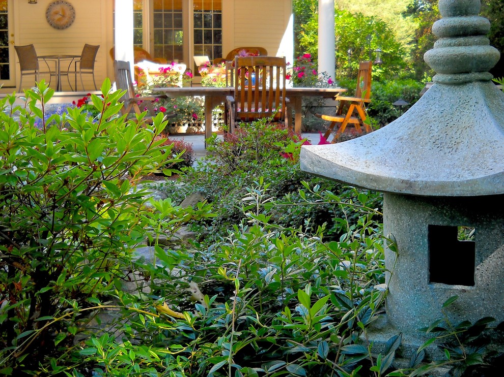 Идея дизайна: тенистый, летний регулярный сад среднего размера на заднем дворе в восточном стиле с покрытием из каменной брусчатки