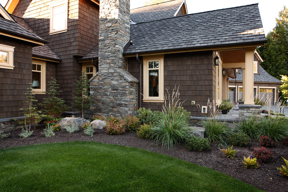 Esempio di un grande giardino formale american style esposto in pieno sole davanti casa con pavimentazioni in pietra naturale