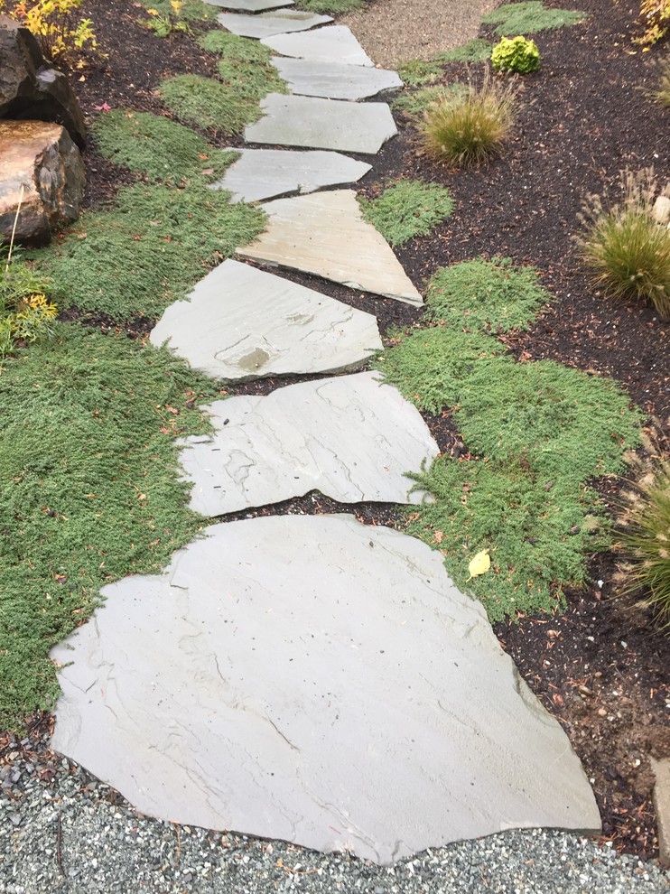 Großer Stilmix Gartenweg hinter dem Haus mit Natursteinplatten in Seattle