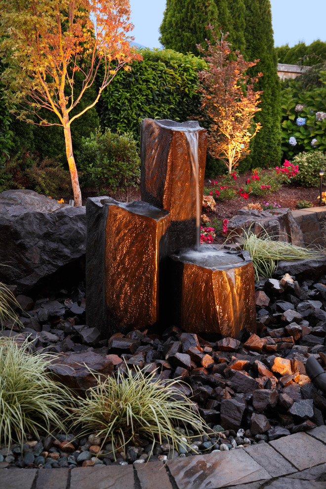 シアトルにある高級な中くらいなトラディショナルスタイルのおしゃれな庭 (日向、天然石敷き) の写真