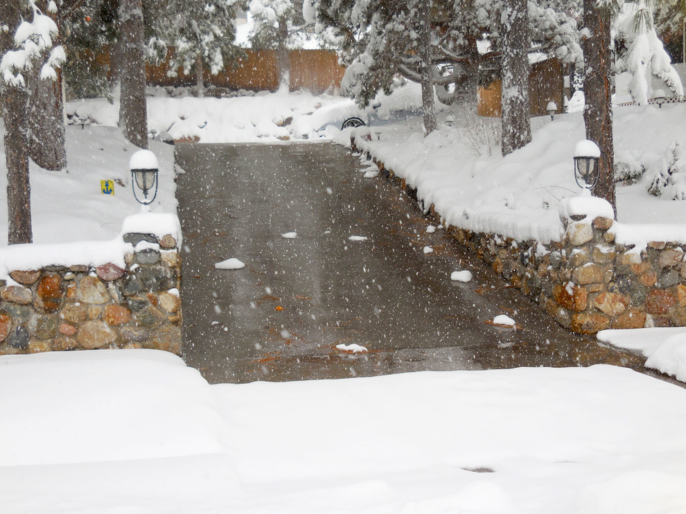 Immagine di un vialetto d'ingresso in inverno con un pendio, una collina o una riva