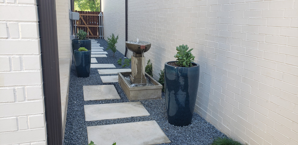 Imagen de jardín de secano minimalista pequeño en patio lateral con fuente, exposición reducida al sol y adoquines de hormigón