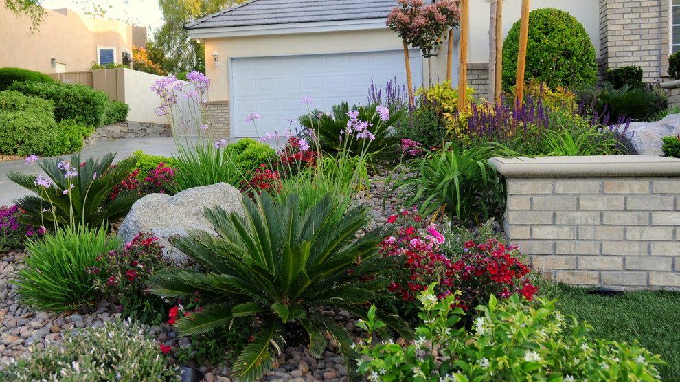 Источник вдохновения для домашнего уюта: большой солнечный засухоустойчивый сад на переднем дворе в классическом стиле с хорошей освещенностью