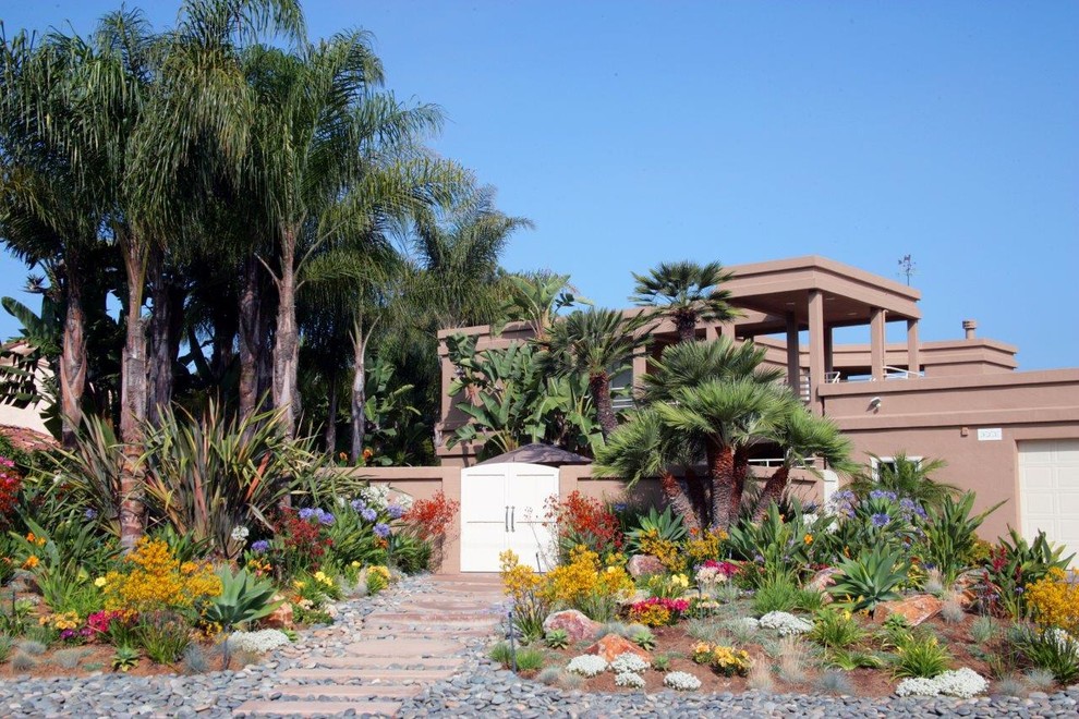 Design ideas for a large tropical full sun front yard mulch driveway in San Diego.