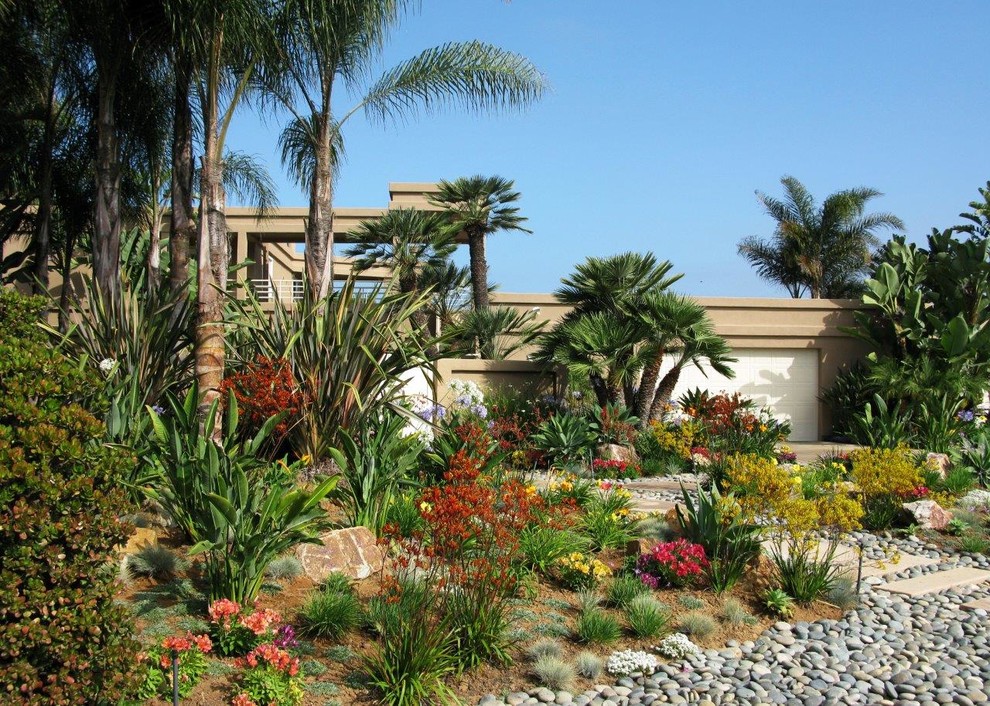 Inspiration for a large tropical full sun front yard mulch driveway in San Diego.