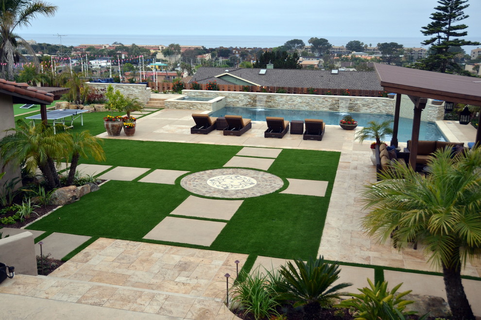 Ejemplo de jardín mediterráneo extra grande en patio trasero con brasero, exposición total al sol y adoquines de piedra natural