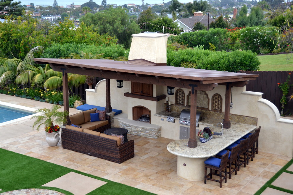 Diseño de patio mediterráneo extra grande en patio trasero con brasero y adoquines de piedra natural