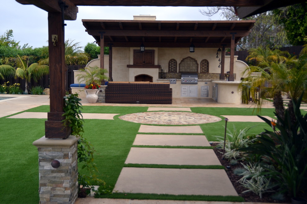 Imagen de jardín mediterráneo extra grande en patio trasero con brasero, exposición total al sol y adoquines de piedra natural