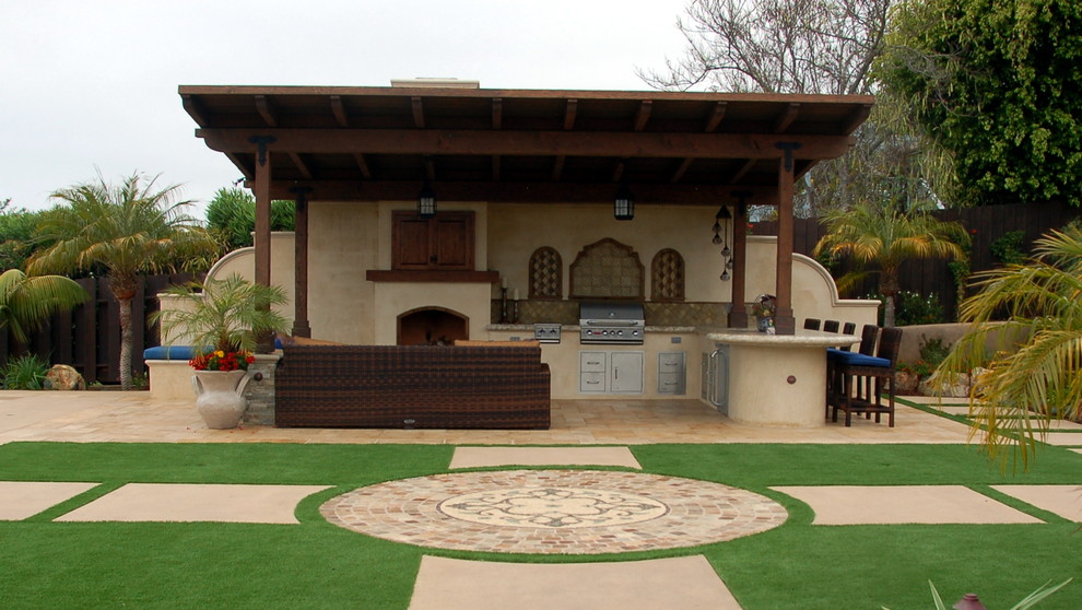 Diseño de jardín mediterráneo extra grande en patio trasero con brasero, exposición total al sol y adoquines de piedra natural