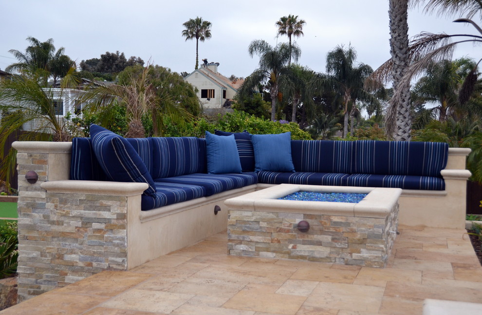 Diseño de jardín mediterráneo extra grande en patio trasero con brasero, exposición total al sol y adoquines de piedra natural