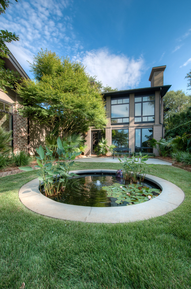 Moderner Garten mit Wasserspiel in Charleston