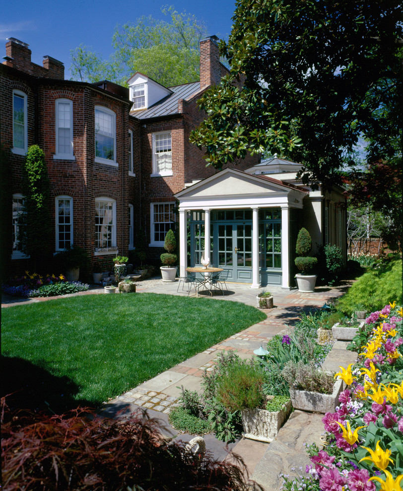 Klassischer Garten hinter dem Haus in Washington, D.C.
