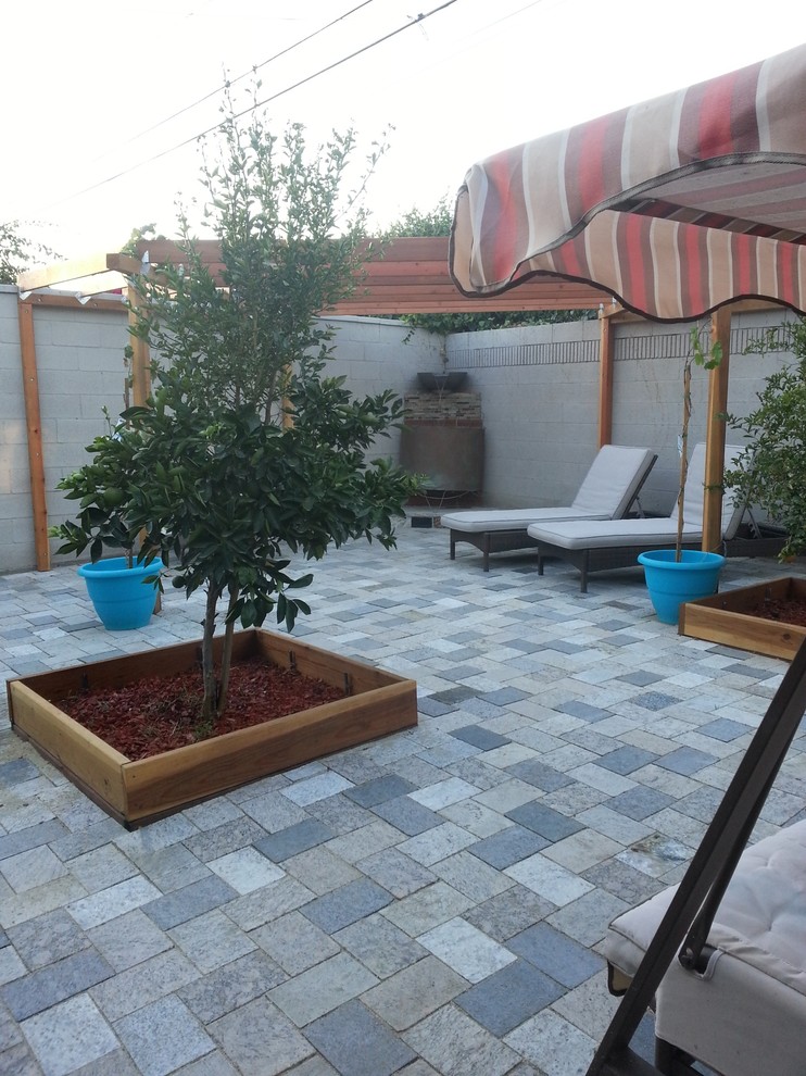 Modelo de patio clásico en patio trasero con adoquines de piedra natural