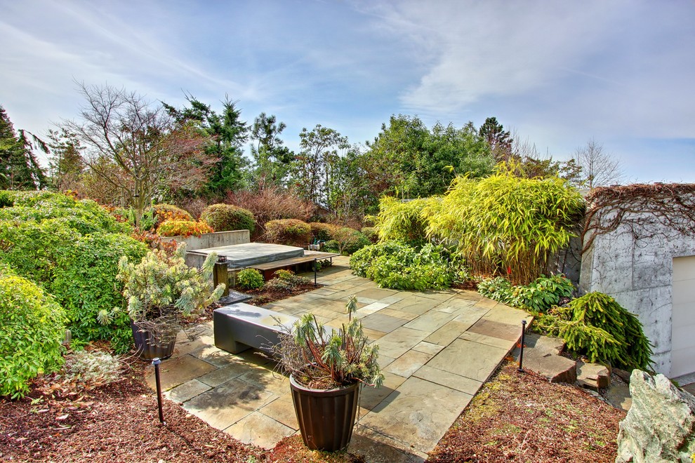 Immagine di un giardino contemporaneo esposto in pieno sole con pavimentazioni in pietra naturale